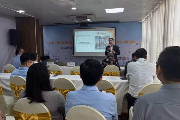 Đại biểu chia sẻ xu hướng ứng dụng AI trong đô thị thông minh. (Ảnh: HÀ LINH)