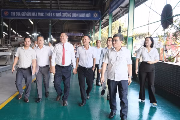 Các đại biểu dự Hội thảo khảo sát thực tế tại Công ty cổ phần Gốm Đất Việt. (Ảnh: THU HƯỜNG)