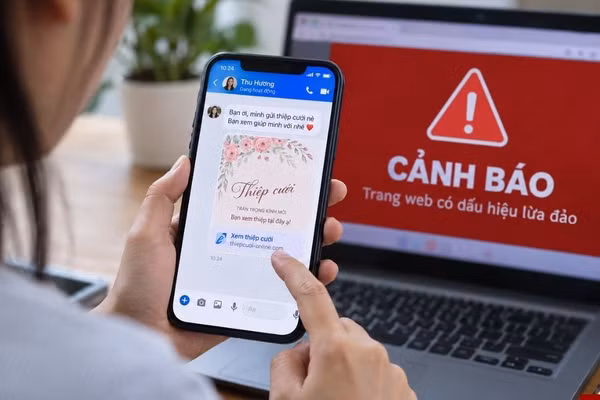 Người dùng cần cảnh giác khi được yêu cầu cung cấp mật khẩu, mã OTP hoặc cài thêm phần mềm để xem thiệp cưới. ảnh: HÀ LINH.