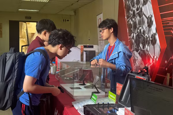 Triển lãm các sản phẩm, kết quả nghiên cứu trong lĩnh vực vật liệu, bán dẫn và vật lý ứng dụng tại Triển lãm thành tựu khoa học và công nghệ của Đại học Bách khoa Hà Nội. (Ảnh: HÀ LINH)