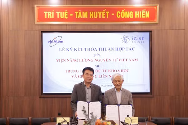 Tiến sĩ Trần Chí Thành và Giáo sư Trần Thanh Vân ký Thỏa thuận hợp tác tăng cường nghiên cứu khoa học, đào tạo nguồn nhân lực và kết nối cộng đồng khoa học. (Ảnh: THANH QUÝ)