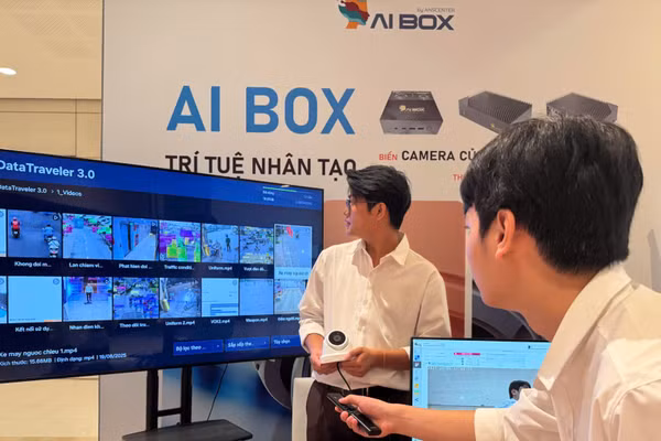 Giới thiệu sản phẩm ứng dụng AI tại Ngày hội Trí tuệ nhân tạo Việt Nam năm 2025. (Ảnh: HÀ LINH)