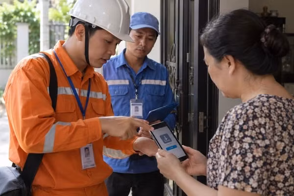 Người dân cần cảnh giác với người tự xưng là nhân viên điện, nước yêu cầu cài ứng dụng, hỗ trợ thanh toán hóa đơn. Ảnh: HÀ LINH.