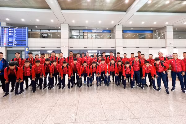 Ban huấn luyện cùng các tuyển thủ U17 Việt Nam trước giờ khởi hành chuyến bay. (Ảnh: VFF)