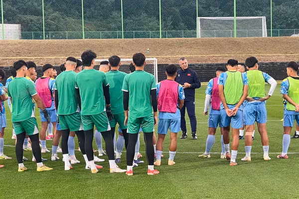 Huấn luyện viên Cristiano Roland dặn dò các học trò trong buổi tập tại Hàn Quốc. (Ảnh: VFF)