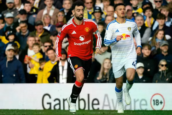 Bruno Fernandes cùng các đồng đội không thể giành trọn 3 điểm trước Leeds. (Ảnh: MUFC)