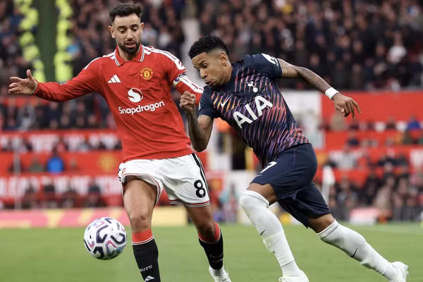 Manchester United không thể giành 3 điểm dù có lợi thế hơn người trước Tottenham. (Ảnh: MUFC)