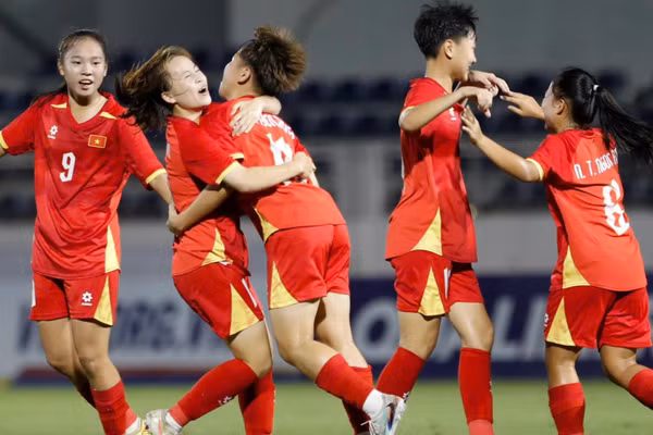Các cô gái U17 nữ Việt Nam ăn mừng khi ghi bàn vào lưới U17 nữ Kyrgyzstan. (Ảnh: VFF)