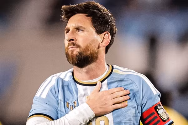 Lần cuối cùng đeo băng đội trưởng Argentina của Lionel Messi. (Ảnh: AFA)