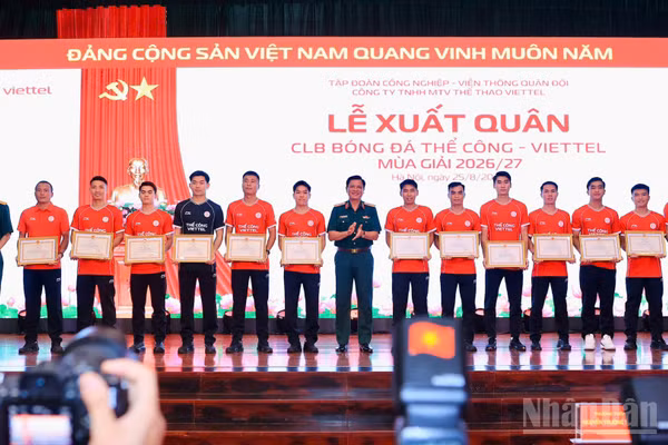 Thượng tướng Nguyễn Trường Thắng, Ủy viên Trung ương Đảng, Ủy viên thường vụ Quân ủy Trung ương, Thứ trưởng Quốc phòng trao bằng khen cho 15 cá nhân tiêu biểu của đội bóng Thể Công - Viettel. (Ảnh: KHIẾU MINH)