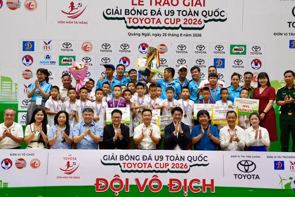 Đội bóng U9 HVL Sơn La nâng cao chiếc cúp vô địch. (Ảnh: Ban tổ chức)