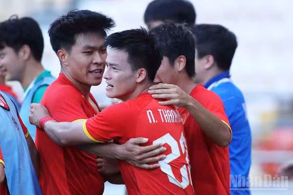 Thanh Nhàn ăn mừng cùng các đồng đội sau chiến thắng kịch tính. (Ảnh: HOÀNG MINH)