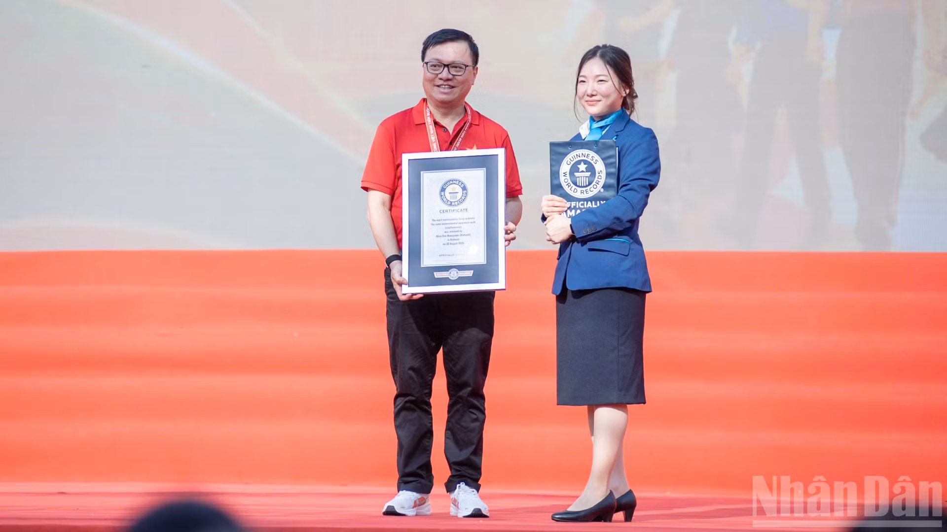 Đồng chí Lê Quốc Minh, Ủy viên Trung ương Đảng, Tổng Biên tập Báo Nhân Dân, Phó Trưởng ban Tuyên giáo Trung ương, Chủ tịch Hội Nhà báo Việt Nam thay mặt Ban tổ chức nhận chứng nhận Kỷ lục Guinness thế giới. (Ảnh: MINH DUY)