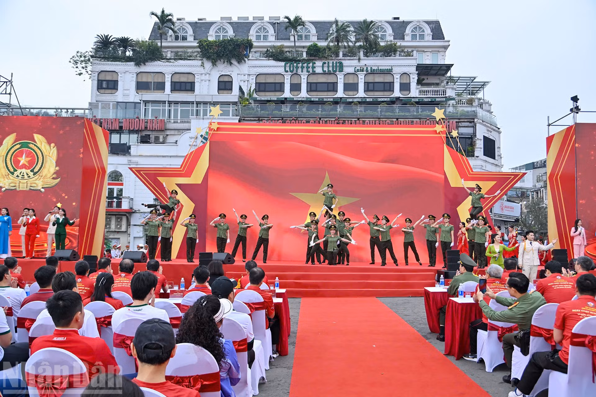 Chương trình văn nghệ do các chiến sĩ Công an nhân dân trình diễn.