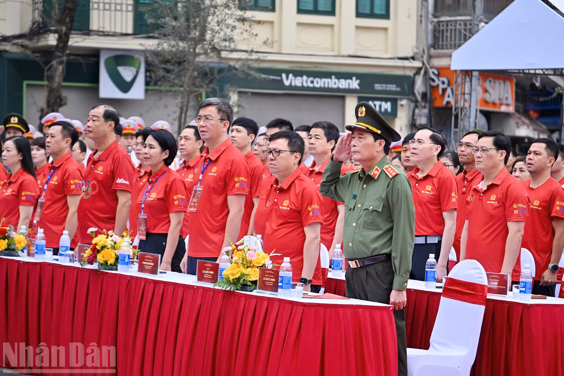 Các đại biểu cùng người tham dự thực hiện nghi thức chào cờ tại Lễ khai mạc Ngày chạy Olympic: Vì sức khỏe toàn dân-Vì an ninh Tổ quốc năm 2026.