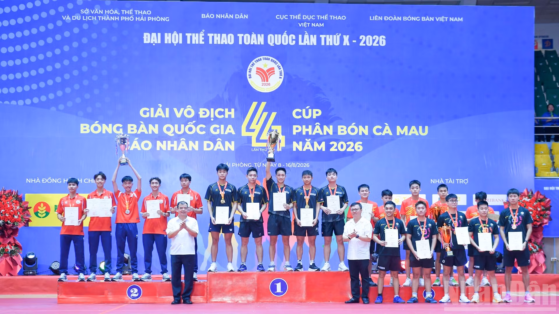 Đại diện Ban tổ chức trao huy chương và cúp cho các đội đoạt giải tại nội dung đồng đội nam. (Ảnh: THẾ ĐẠI)