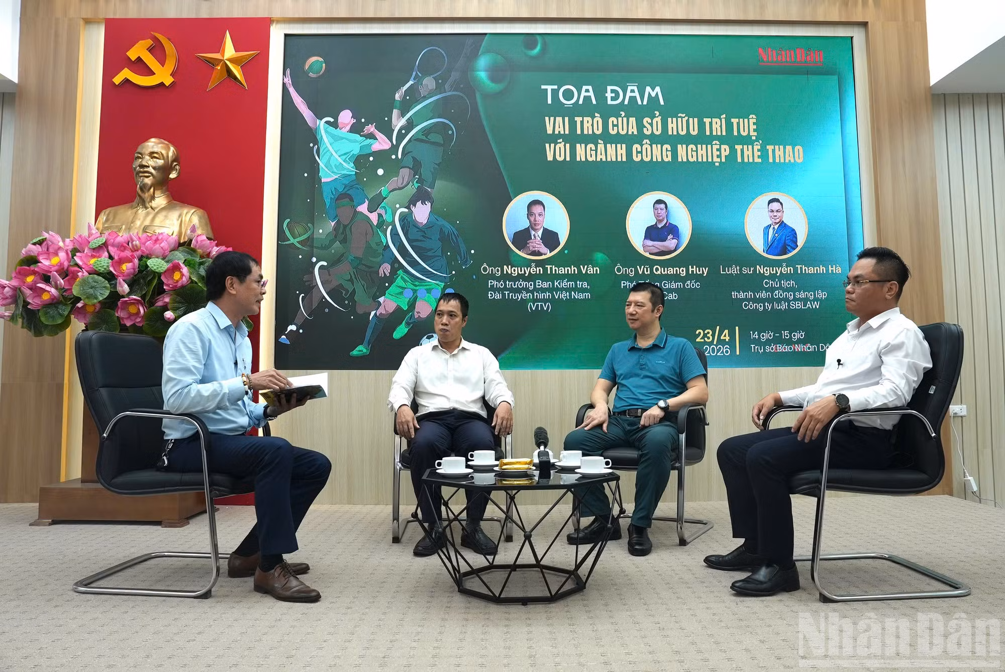 Các chuyên gia trao đổi tại tọa đàm của Báo Nhân Dân. (Ảnh: HỒNG QUÂN)