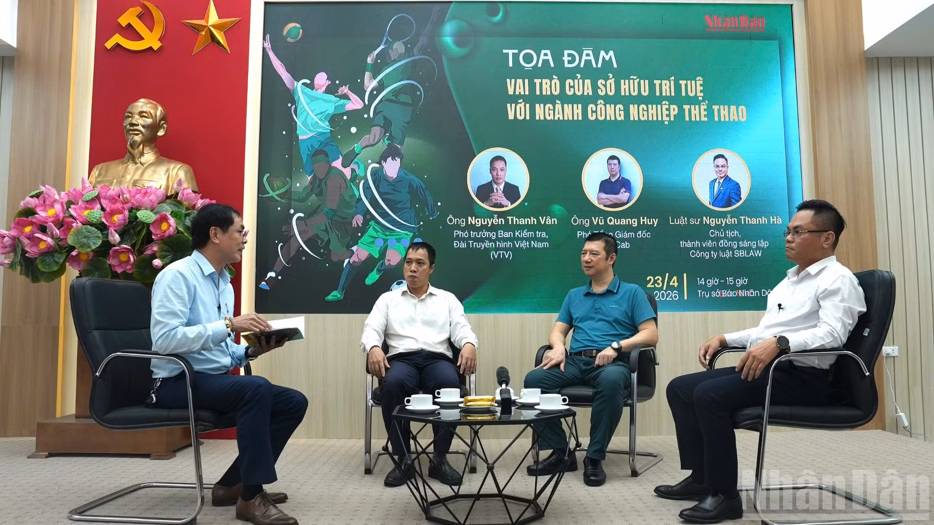Các diễn giả tại buổi tọa đàm. (Ảnh: HỒNG QUÂN)