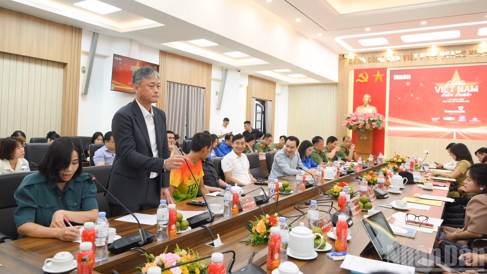 ndo_br_hop-bao-cung-vn-tien-buoc-0029-6838.jpg