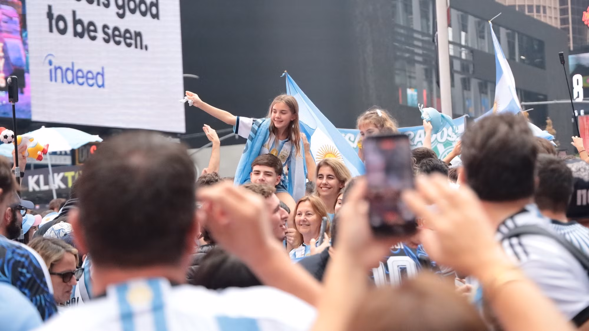 vna-potal-chung-ket-world-cup-2026-co-dong-vien-argentina-bien-new-york-thanh-san-dien-tango-8897804.jpg
