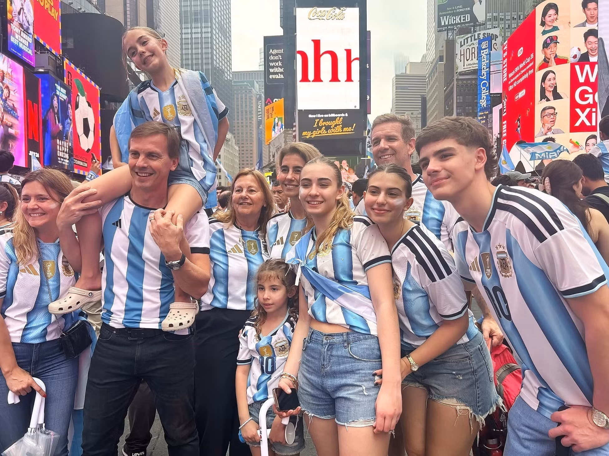 vna-potal-chung-ket-world-cup-2026-co-dong-vien-argentina-bien-new-york-thanh-san-dien-tango-8897812.jpg