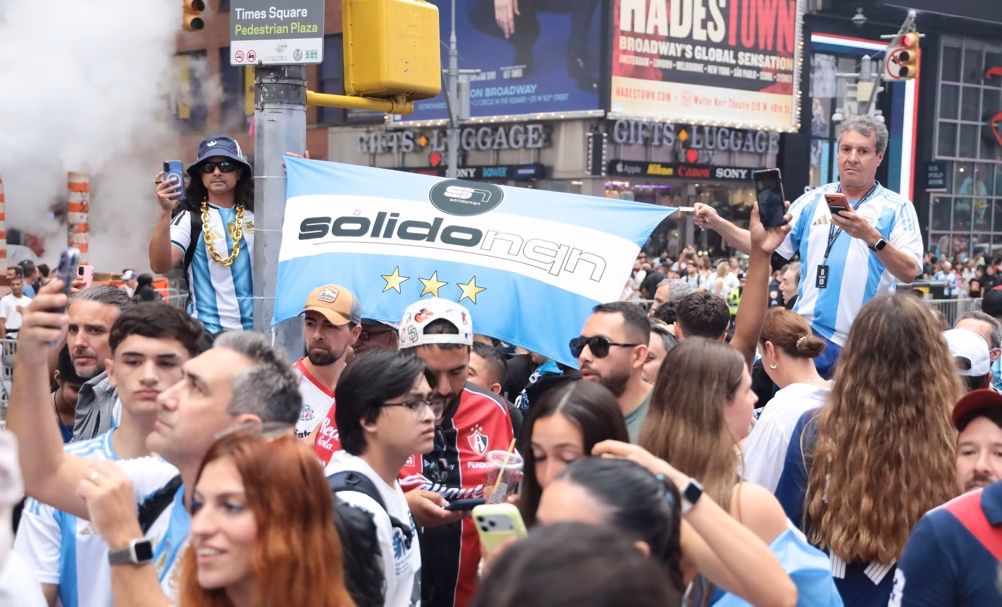 vna-potal-chung-ket-world-cup-2026-co-dong-vien-argentina-bien-new-york-thanh-san-dien-tango-8897810.jpg