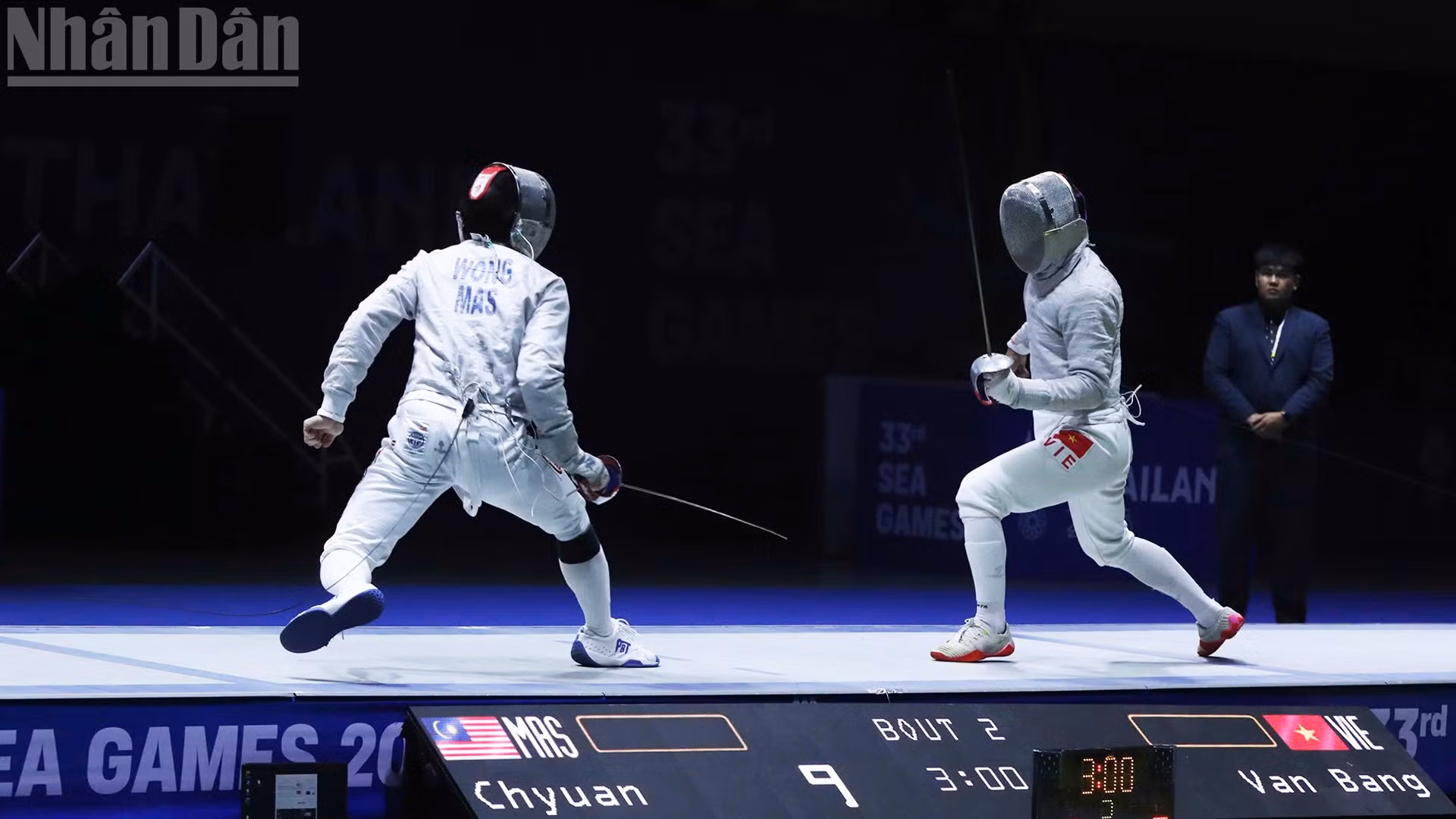 Nguyễn Xuân Lợi, Nguyễn Văn Quyết, Lê Văn Bang, Phan Ánh Dương giành Huy chương Vàng nội dung đồng đội nam môn kiếm chém sau khi vượt qua đối thủ đến từ Malaysia. (Ảnh: HOÀNG MINH)