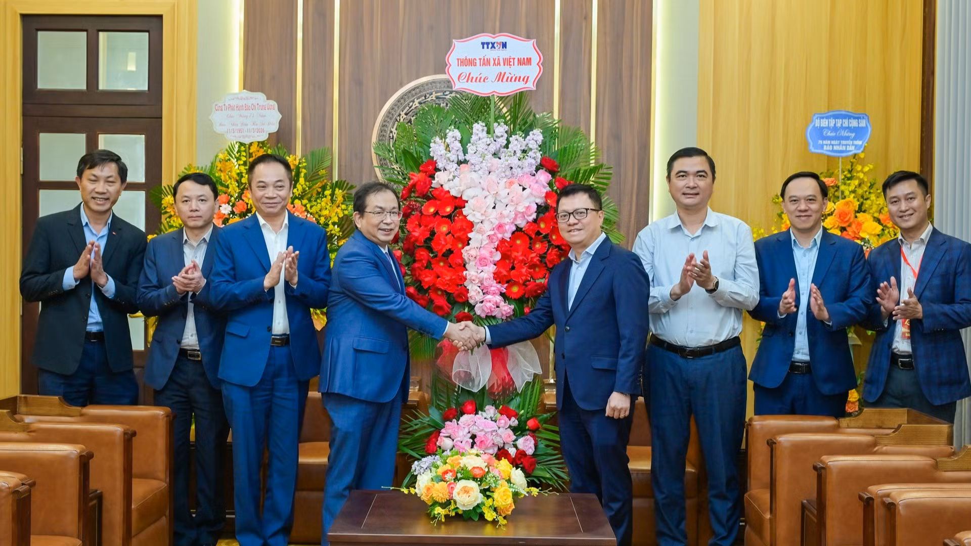 Đồng chí Lê Quốc Minh, Tổng Biên tập Báo Nhân Dân tiếp Đoàn Thông tấn xã Việt Nam. (Ảnh: BẢO LONG)