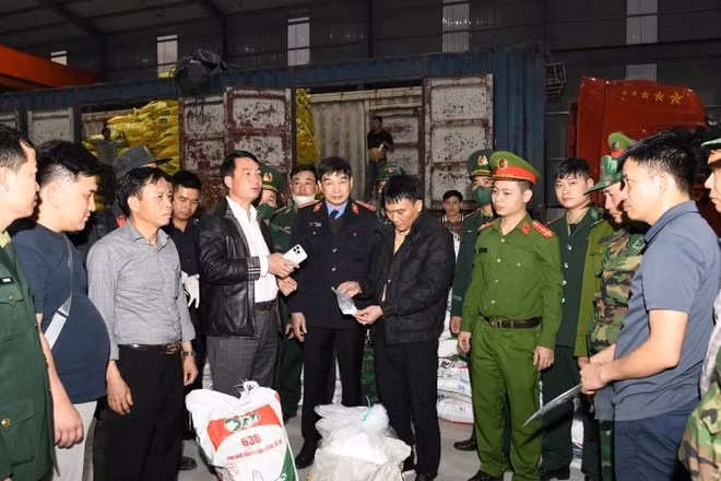 Ban chuyên án và tang vật thu giữ.