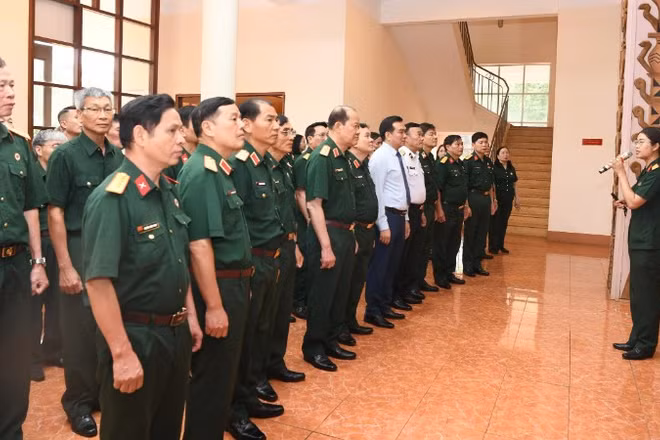 Đoàn đại biểu Hội Cựu chiến binh Việt Nam tham quan Bảo tàng Quân đoàn 34.