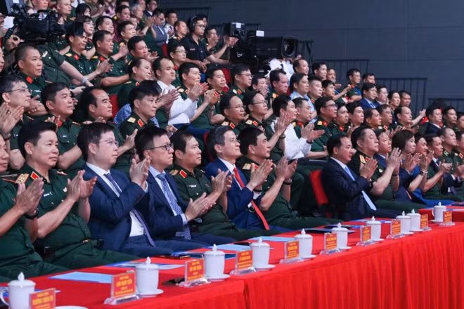Các đại biểu tham dự Chương trình tổng kết, trao giải Cuộc thi viết “Bảo vệ nền tảng tư tưởng của Đảng trong tình hình mới” lần thứ 5 (2025-2026).