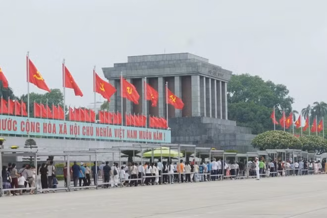 Dòng người đi trong thương nhớ vào Lăng viếng Chủ tịch Hồ Chí Minh.