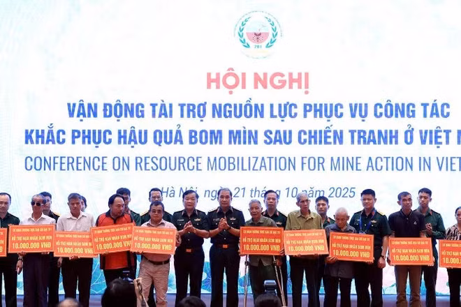 Trao hỗ trợ sinh kế cho các nạn nhân bom mìn