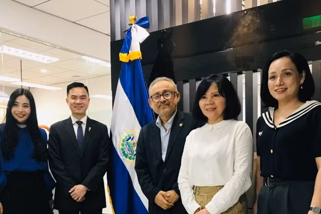 Đại sứ đặc mệnh toàn quyền El Salvador tại Việt Nam Ruben Omar Orozco Burgos chụp ảnh lưu niệm cùng các đại biểu. (Ảnh: KHẮC KIÊN)