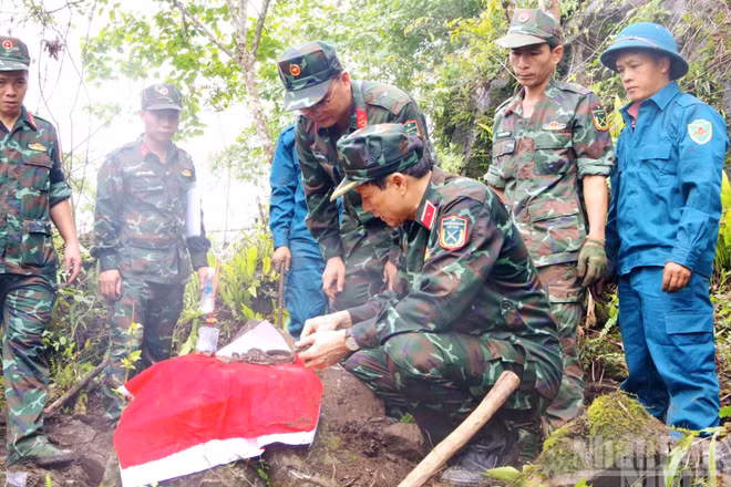 Thiếu tướng Nguyễn Hồng Thái, Phó Chính ủy Quân khu 2, Trưởng Ban chỉ đạo Quân khu 2 về tìm kiếm, quy tập và xác định danh tính hài cốt liệt sĩ kiểm tra, chỉ đạo công tác tìm kiếm, quy tập hài cốt liệt sĩ. (Ảnh: HOÀNG TRUNG)