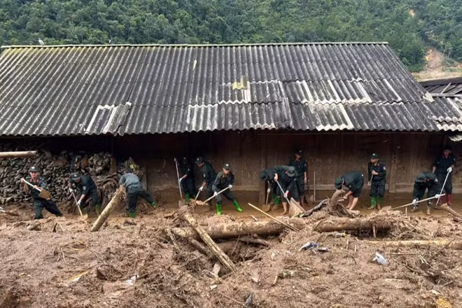 Lực lượng Cảnh sát cơ động đến vùng thiệt hại nặng nề sau mưa lũ tại Sơn La để hỗ trợ người dân. 