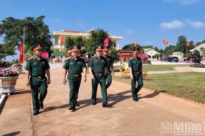 Đoàn công tác tham quan doanh trại Trung đoàn bộ binh 95.