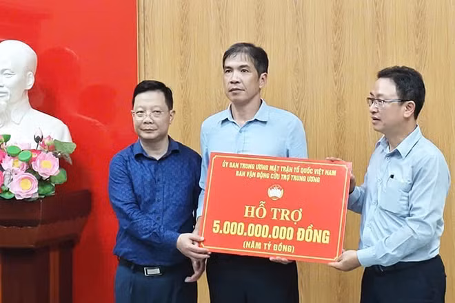 Đại diện Ủy ban Trung ương Mặt trận Tổ quốc Việt Nam trao kinh phí hỗ trợ tỉnh Lai Châu thông qua Ủy ban Mặt trận Tổ quốc tỉnh Lai Châu. (Ảnh: Ủy ban Trung ương Mặt trận Tổ quốc Việt Nam cung cấp)