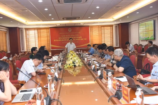 Toàn cảnh họp báo.