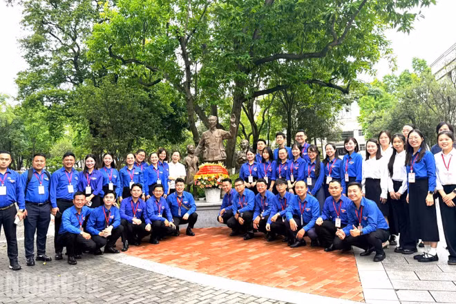 Các đại biểu thanh niên chụp ảnh lưu niệm tại khu vực tượng Bác Hồ trong khuôn viên Đại học Quảng Tây. (Ảnh: HỮU HƯNG)