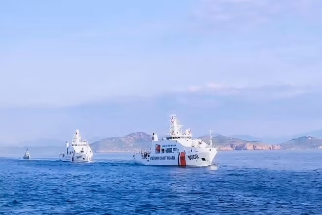 Các tàu Cảnh sát biển Việt Nam luyện tập vận động đội hình diễu binh trên biển.