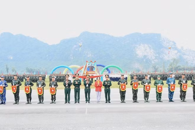 Ban tổ chức trao cờ lưu niệm tặng đại diện các đội tham dự Hội thao.