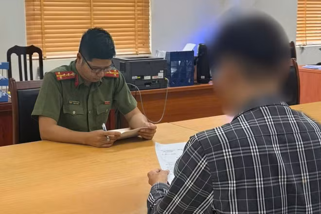 Công an xã Ô Diên làm việc với trường hợp vi phạm.