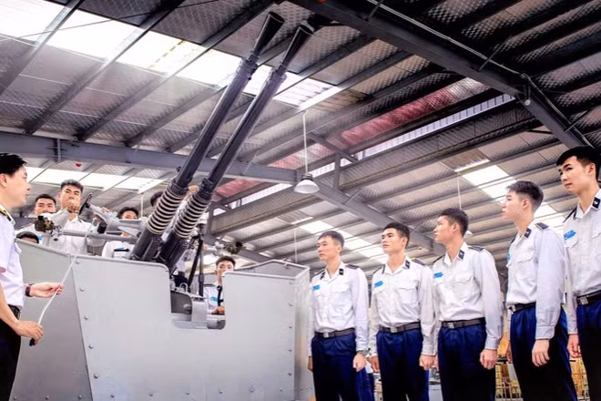 Giảng viên Khoa Tên lửa-Pháo tàu, Học viện Hải Quân huấn luyện thực hành pháo tàu. (Ảnh: NINH CƠ)