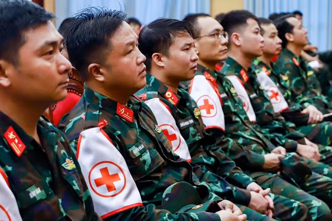 Ba Đội Quân y tham gia hỗ trợ người dân sau lũ lụt.