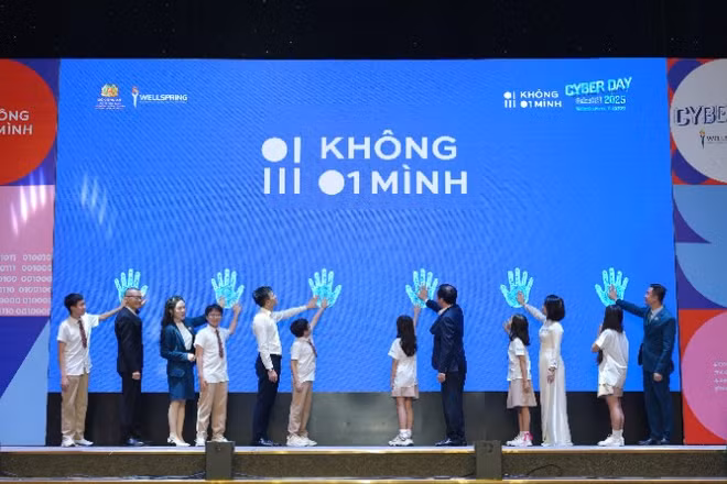 Các đại biểu và các em học sinh kích hoạt hưởng ứng chiến dịch "Không 1 mình". (Ảnh: KHẮC KIÊN)