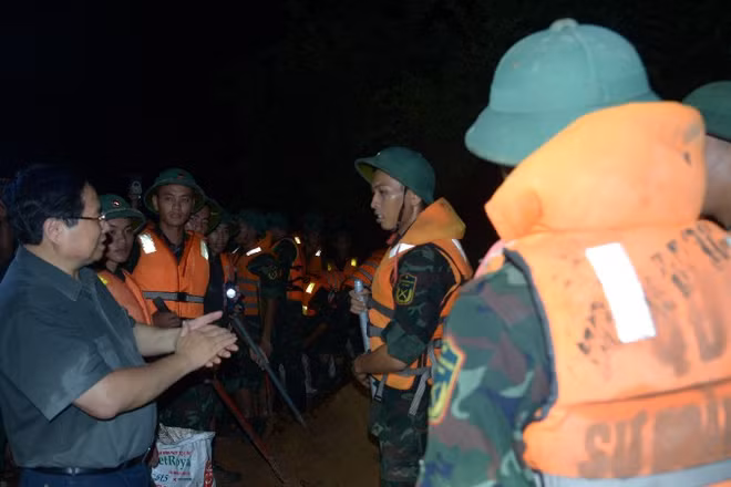 Thủ tướng Chính phủ Phạm Minh Chính kiểm tra công tác ứng phó mưa lũ tại xã Trung Giã và xã Đa Phúc, thành phố Hà Nội.