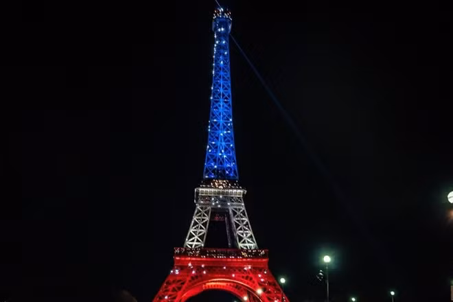 Từ nhiều ngày qua, tháp Eiffel đã được chiếu sáng với ba màu xanh, trắng, đỏ, màu cờ của nước Pháp, để tưởng nhớ các nạn nhân khủng bố 10 năm trước.