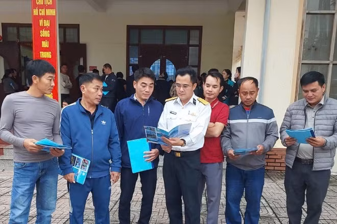 Cán bộ Hải đội 137 tuyên truyền chống khai thác hải sản bất hợp pháp, không báo cáo và không theo quy định cho ngư dân.