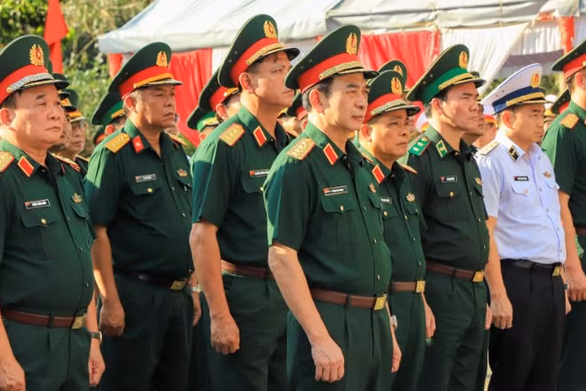 Đoàn đại biểu Bộ Quốc phòng viếng nghĩa trang liệt sĩ Đồi 82.